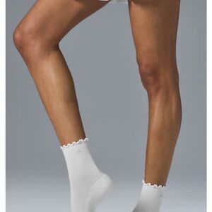 ALO Yoga White Casual Ankle Socks with Scalloped Trim